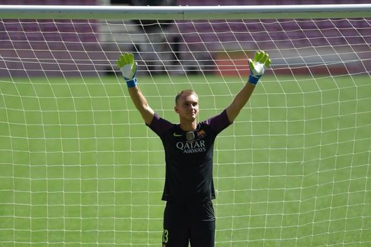 Penjaga gawang Barcelona, Jasper Cillessen, menjalani presentasi di Stadion Camp Nou, 26 Agustus 2016.