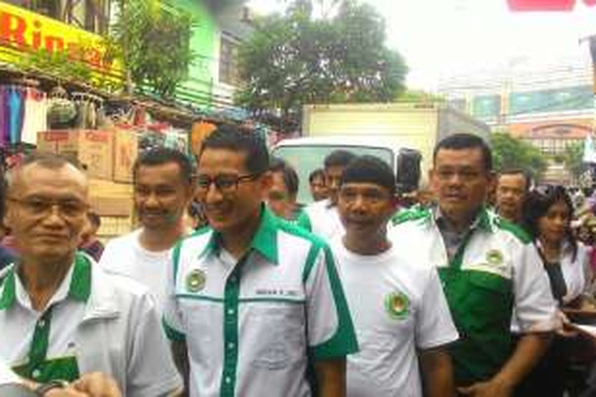 Bakal calon gubernur DKI Jakarta Sandiaga Uno saat mengunjungi Pasar Jatinegara, Jakarta Timur, Sabtu (14/5/2016) 