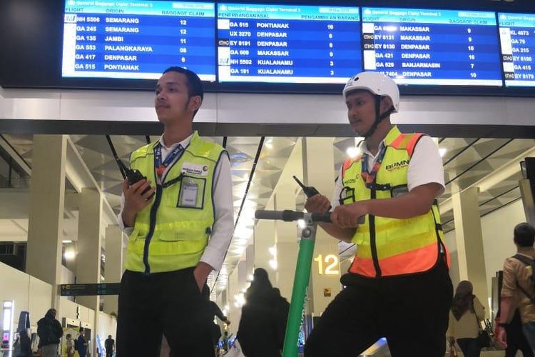 Skuter listrik Grab Wheels diuji coba di Terminal 3 Bandara Soekarno-Hatta.