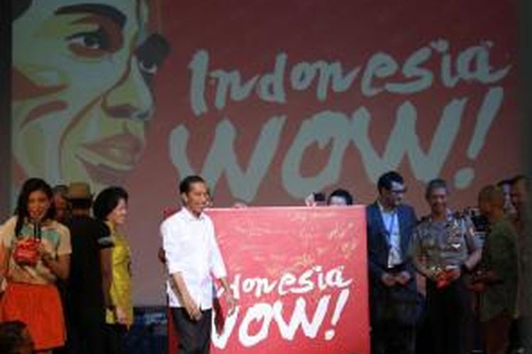 Presiden terpilih 2014-2019, Joko Widodo (kemeja putih), bersama pendukung acara menghadiri peluncuran lagu 'Indonesia Wow' di Auditorium RRI, Jakarta Pusat, Senin (8/9/2014). Menyambut pemerintahan baru yang dipimpin Jokowi, grup band Slank meluncurkan lagu tersebut dengan harapan rakyat Indonesia memiliki sosok pemimpin yang peduli.