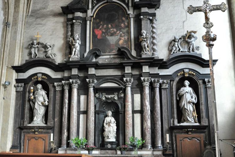 Patung Madonna and child (tengah bawah) di dalam Gereja Our Lady di Brugge, Belgia.