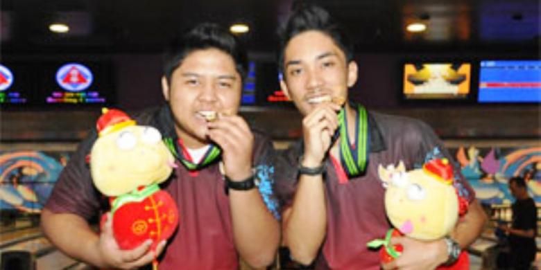 Tim boling Indonesia meraih satu medali emas dan satu perunggu pada hari kedua kejuaraan boling, Asian Youth Games 2013, yang berlangsung di SCAA Bowling Center, Hongkong, Rabu (11/9/2013). Medali emas diraih pasangan Billy Muhammad Islam dan Diwan Rezaldy Syahril.