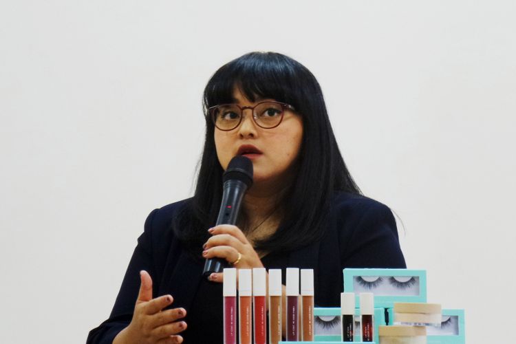 Makeup artist sekaligus beauty vlogger Lizzie Parra saat mengunjungi kantor Kompasiana di Palmerah Barat, Jakarta, Selasa (2/10/2018).