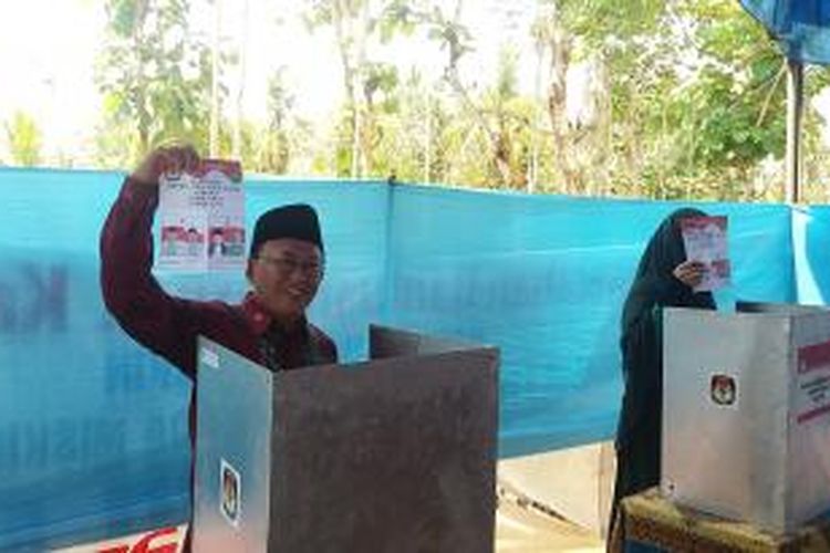 Calon Bupati Sumenep, Busyro Karim, saat mencoblos bersama isterinya. Sejumlah TPS di Sumenep mengalami kekurangan surat suara mencapai ratusan. 