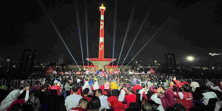 Warga DKI Jakarta terlihat begitu antusias mengikuti perayaan Puncak Peringatan HUT ke-79 RI, Gemilang Silang Monas, di Silang Barat Monas pada Minggu malam (18/8/2024).