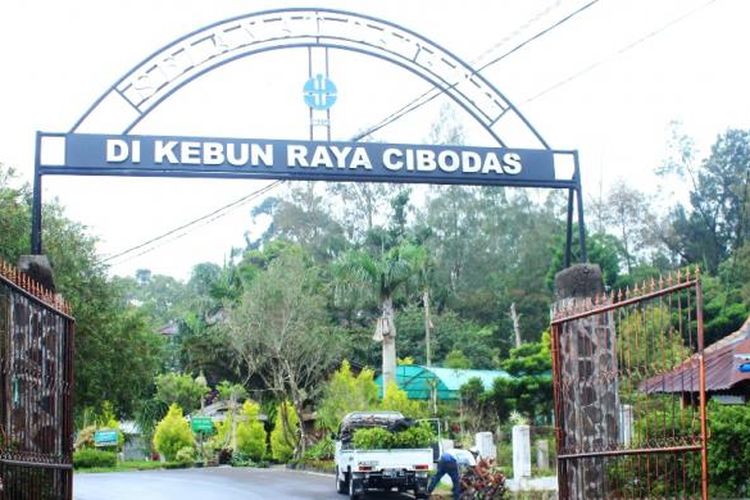 Gerbang Kebun Raya Cibodas, Cianjur, Jawa Barat. Menyimpan dan melestarikan banyak tanaman langka nan unik, seperti bunga bangkai dan bunga sakura.