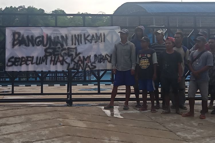  Foto : Belasan pekerja menyegel kantor Perusahaan Daerah Air Minum (PDAM) Wae Mese II, Labuan Bajo di Desa Watu Nggelek, Kecamatan Komodo, Kabupaten Manggarai Barat, pada Jumat (20/5/2022).