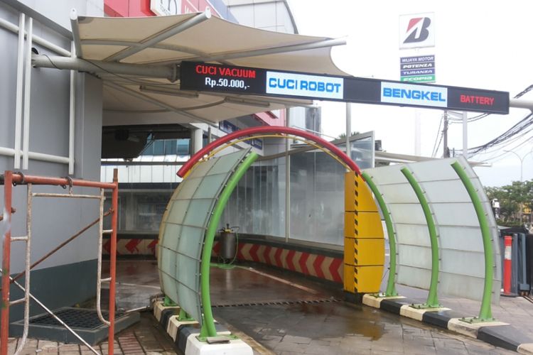 Salah satu layanan cuci mobil dengan tenaga robot atau robotic car wash yang ada di Jalan Margonda, Depok, Selasa (7/11/2017).