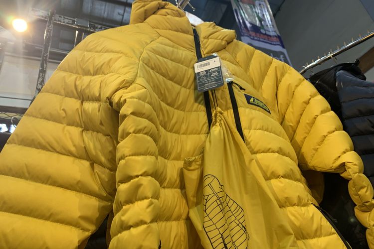 Jaket gunung bulu angsa Joint Adventure dijual seharga Rp 499.000 dari harga normal Rp 725.000.