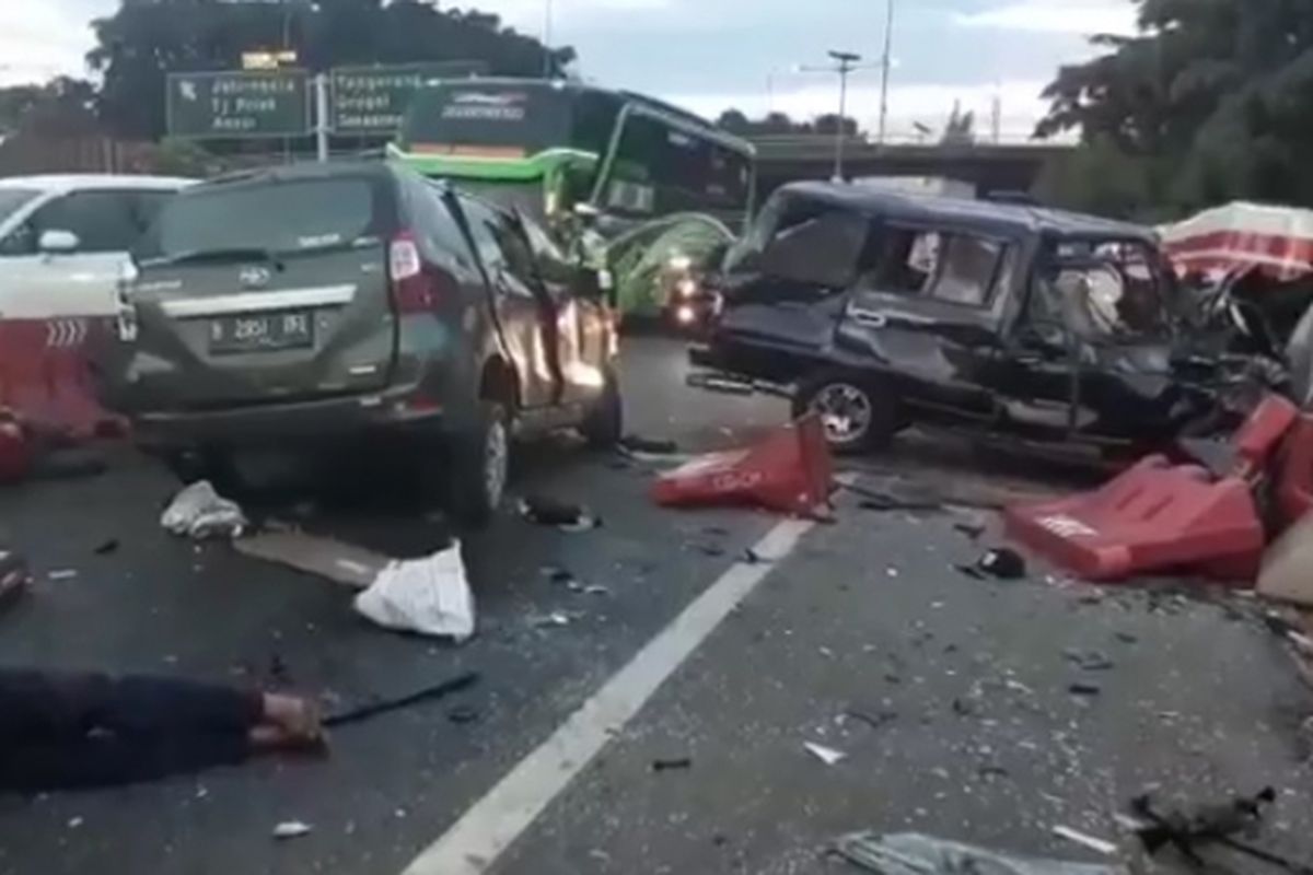 Kecelakaan dua mobil di Cawang, Jakarta Timur, Senin (11/12/2017).