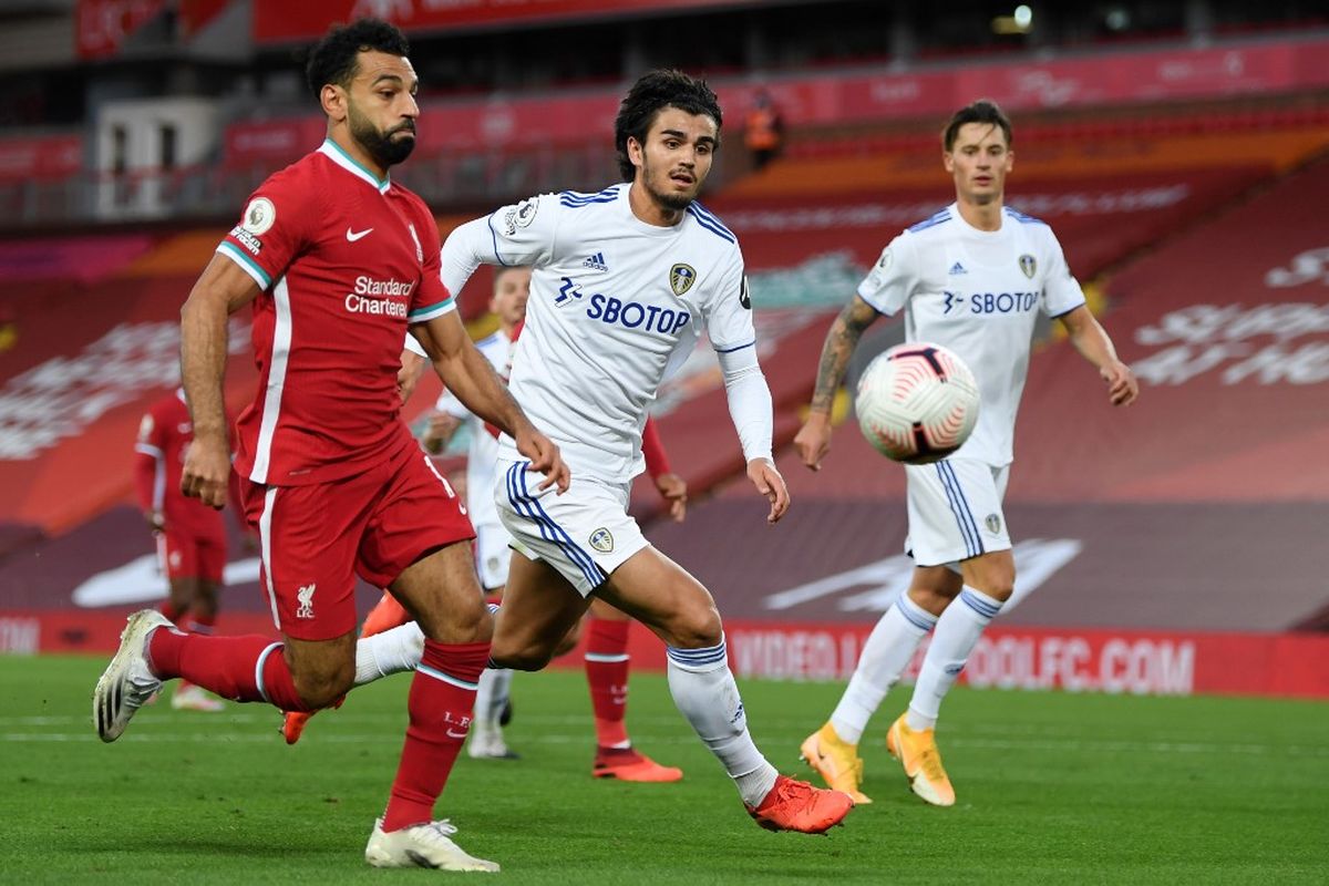 Mohamed Salah (kiri) dibayang-bayangi bek Pascal Struijk saat pertandingan Liverpool vs Leeds United di Stadion Anfield, Sabtu (12/9/2020).