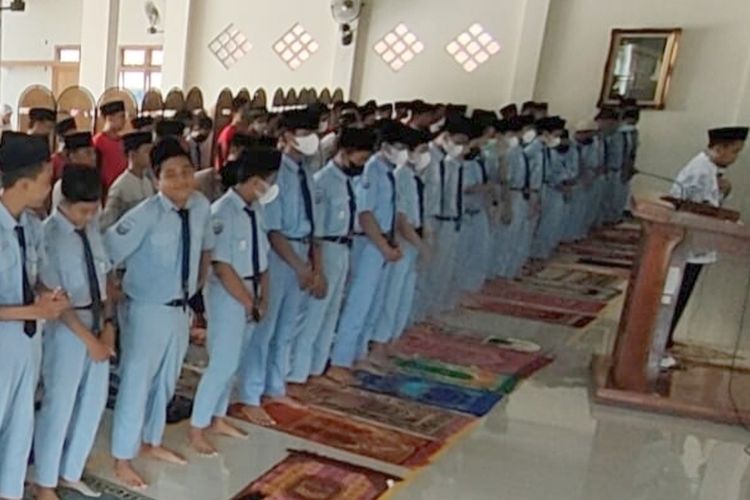 Pelajar SMP Ihsaniyah Kota Tegal, Jawa Tengah berdiri bersiap melaksanakan shalat gaib di masjid sekolah setempat yang ditujukan untuk 11 siswa MTs di Ciamis yang meninggal dalam kegiatan susur sungai, Sabtu (16/10/2021)