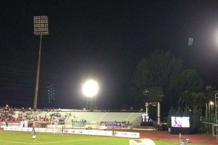 Suasana di Stadion Selayang, Selangor, ketika lampu stadion tidak bisa menyala seluruhnya.