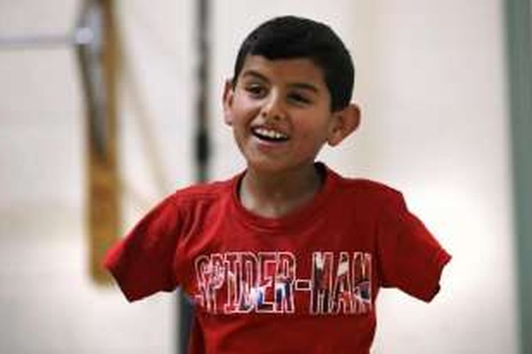 Ahmad Alkhalaf (11) kehilangan kedua tangannya tiga tahun lalu akibat ledakan bom.