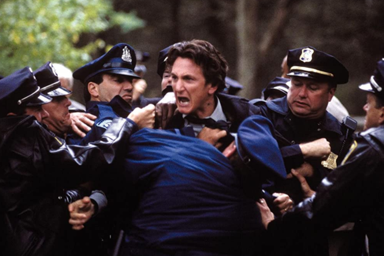 Sean Penn dalam film Mystic River. 