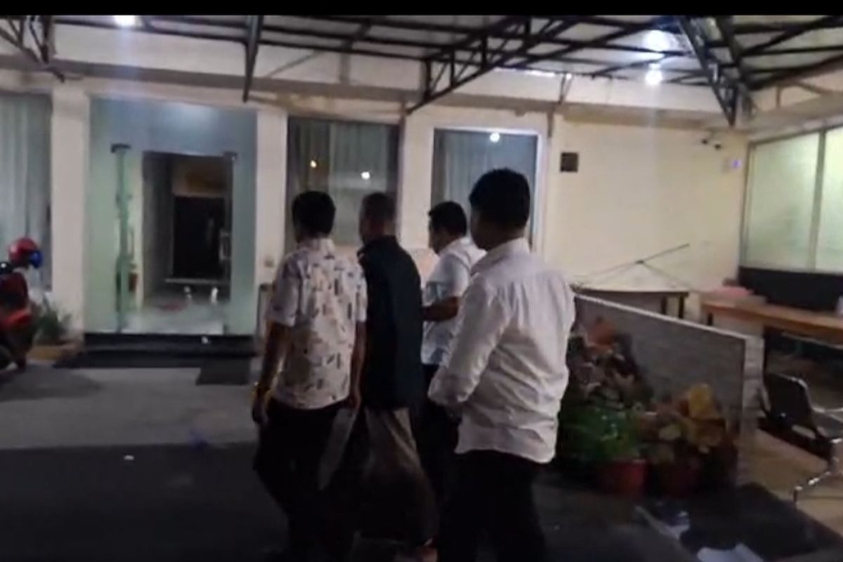 Kepala desa di Jember jadi tersangka kasus korupsi pada Senin (25/11/2024) malam 