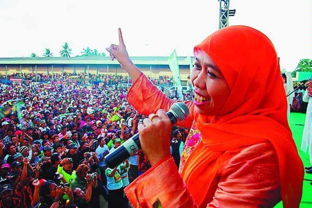 Calon gubernur Jawa Timur, Khofifah Indar Parawansa, menyampaikan pidato kampanye di hadapan masyarakat Jember. Diiringi Rhoma Irama bersama Soneta Group-nya, Khofifah menyampaikan terima kasih kepada Muspida Jember yang memberikan kesempatan kepadanya untuk menyampaikan orasi kampanye di Stadion Notohadinegoro, Jember, Sabtu (12/7).  