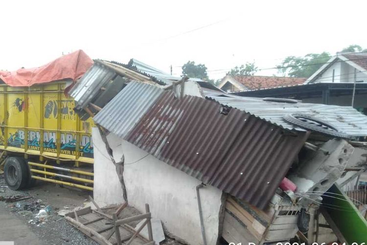 Petugas dari Satlantas Polres Jombang, Jawa Timur, melakukan olah Tempat Kejadian Perkara (TKP) setelah peristiwa kecelakaan yang membuat bangunan warung kopi ambruk, Selasa (21/12/2021).