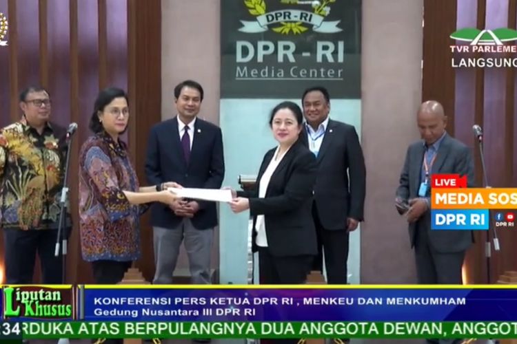 Sri Mulyani langsung menyerahkan Perppu tentang Kebijakan Keuangan Negara dan Stabilitas Sistem Keuangan kepada Ketua DPR Puan Maharani dan ikut disaksikan oleh Ketua Badan Anggaran (Banggar) DPR Said Abdullah di Gedung DPR, Kamis (2/4/2020)..