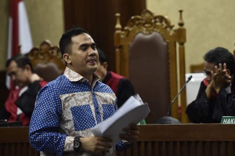 Terdakwa kasus suap penyelesaian kasus PN Jakarta Utara Saipul Jamil berjalan usai menyampaikan nota pembelaan dalam sidang pledoi di Pengadilan Tipikor, Jakarta, Rabu (26/7). Dalam sidang pledoi, Saipul Jamil merasa tidak menyuap karena tidak ada saksi yang menyatakan Saipul menyerahkan uang atau menjanjikan sesuatu kepada Rohadi. ANTARA FOTO/Rosa Panggabean/foc/17.
