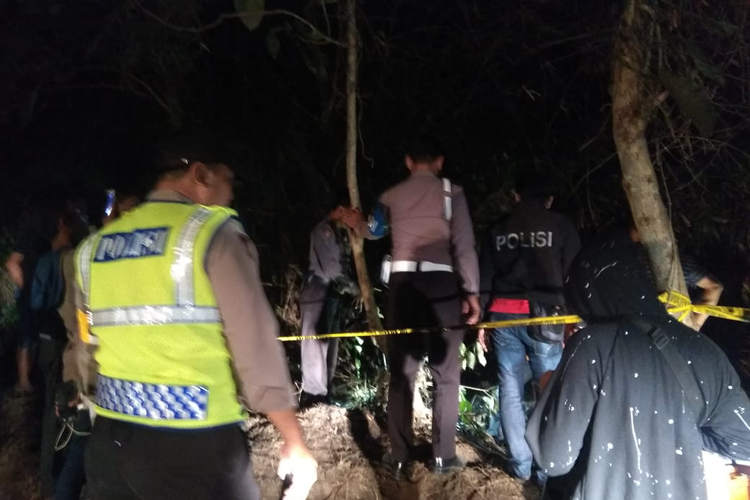 Personil Polsek Kandat Kabupaten Kediri, Jawa Timur saat mendatangi lokasi penemuan kerangka manusia di bawah pohon bambu Desa Sumberejo, Kandat, Sabtu (15/6/2019).