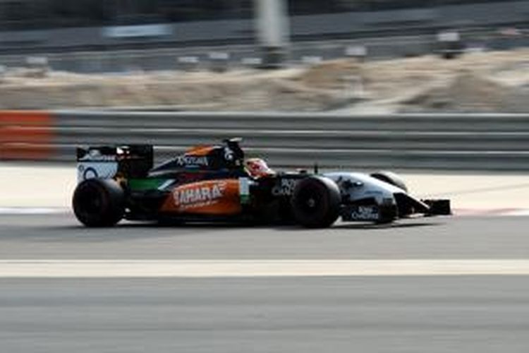Pebalap Force India asal Meksiko Sergio Perez membalap pada hari pertama uji coba pramusim Formula 1 2014 di Sirkuit Bahrain, Kamis (27/2/2014).  Perez mencatat waktu tercepat.