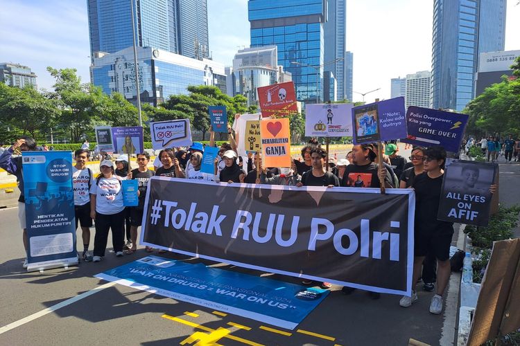 Koalisi Masyarakat Sipil untuk Reformasi Polisi menggelar demo untuk menolak revisi UU Polri di CFD Jakarta, Minggu (30/6/2024). 