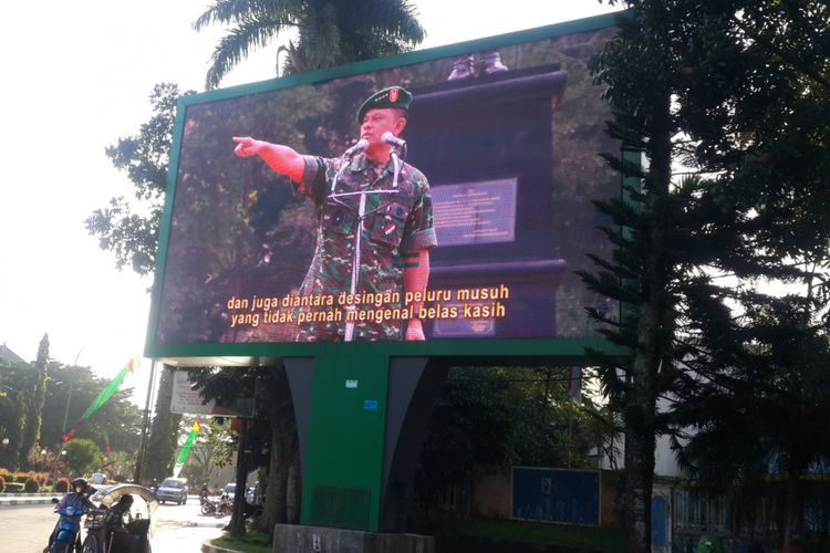 Profil mantan Panglima TNI Jenderal (Purn) Gatot Nurmantyo yang tayang di videotron Jalan Kertanegara, Kota Malang, Selasa (3/4/2018).