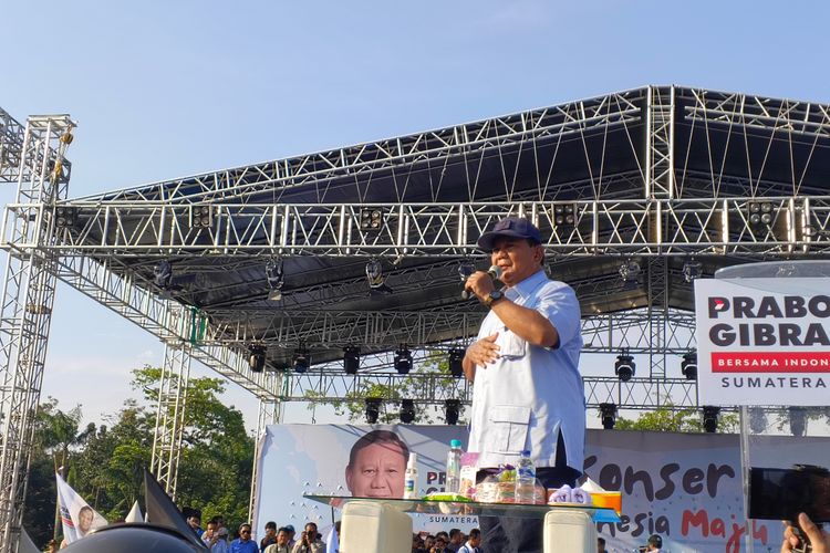 Calon Presiden nomor urut 2 Prabowo Subianto saat menyapa pendukungnya di Konser Indonesia Maju di Stadion Baharoedin Siregar di Deli Serdang, Rabu (7/2/2024) 