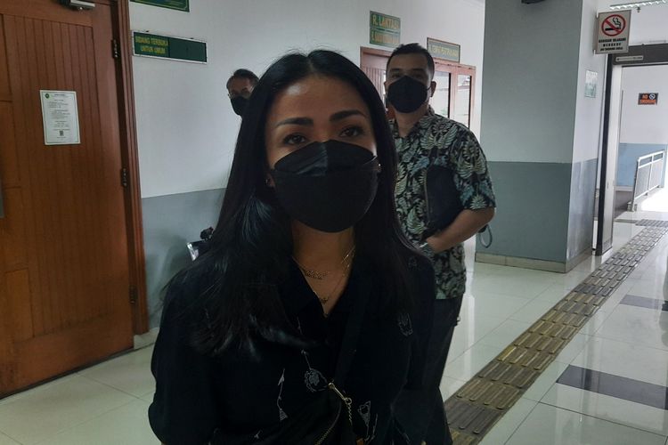 Aktris peran Nirina Zubir kecewa dengan tuntutan yang dibacakan Jaksa Penuntut Umum terhadap oknum notaris PPAT Jakarta Barat dalam persidangan kasus mafia tanah di Pengadilan Negeri Jakarta Barat.