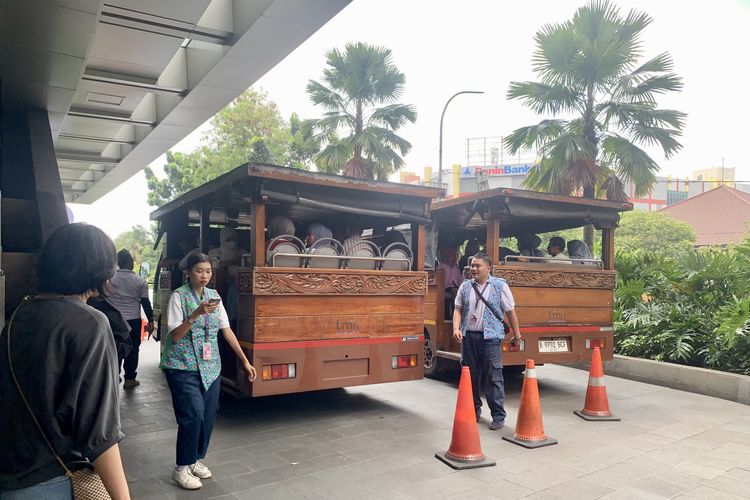 Pengunjung Taman Mini Indonesia Indah (TMII) bisa menggunakan layanan antar-jemput (shuttle) secara gratis untuk rute Stasiun LRT TMII menuju Gerbang Utama TMII gratis setiap hari.