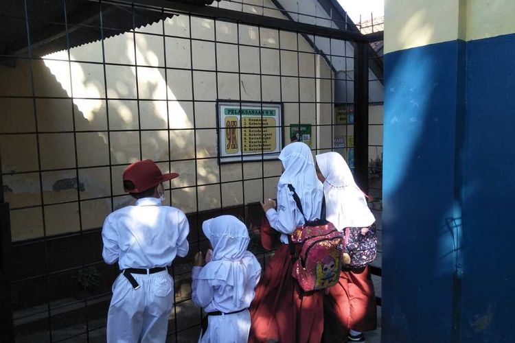 Siswa-siswi SD Negeri Bunisari, Desa Gadobangkong, Kecamatan Ngamprah, Kabupaten Bandung Barat (KBB) tidak bisa masuk sekolah lantaran gerbang digembok ahli waris, Senin (8/8/2022)