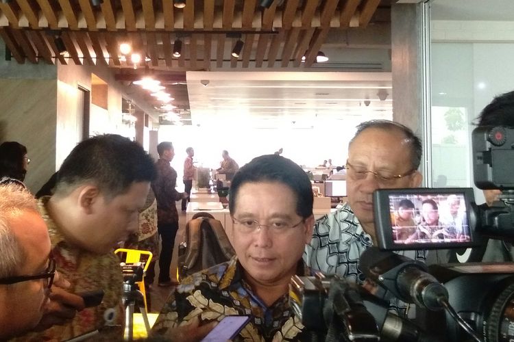 Direktur Consumer and Retail Transactions Bank Mandiri Hery Gunardi menjelaskan kepada awak media, di Plaza Mandiri, Jakarta, Senin (16/12/2019).