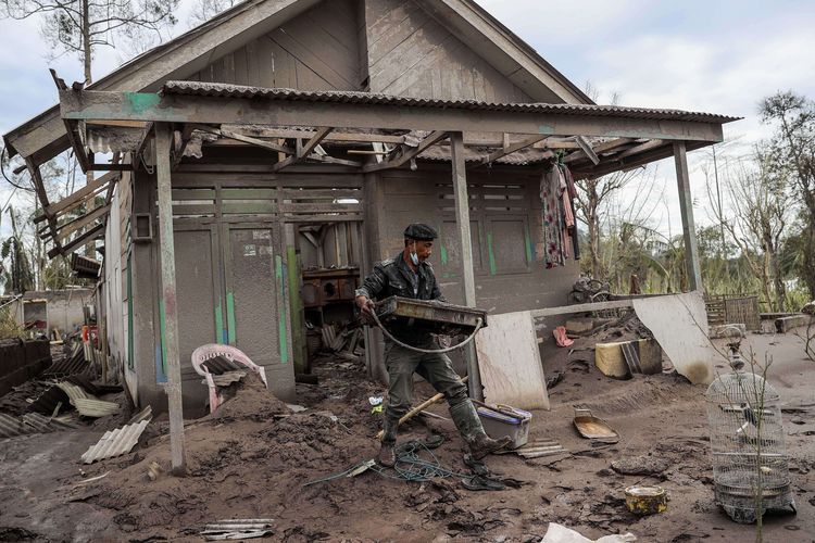 Warga saat menyelamatkan barang dari rumah mereka yang terdampak erupsi Gunung Semeru yang meluncurkan awan panas di Desa Curah Kobokan, Kecamatan Candipuro, Lumajang, Jawa Timur, Selasa (7/12/2021). Berdasarkan data Badan Nasional Penanggulangan Bencana (BNPB) per Senin (06/12) pukul 20.15 WIB, setidaknya 22 orang tewas, sementara 22 orang dinyatakan hilang dan 56 lainnya mengalami luka-luka. Erupsi juga berdampak terhadap 5.205 jiwa.