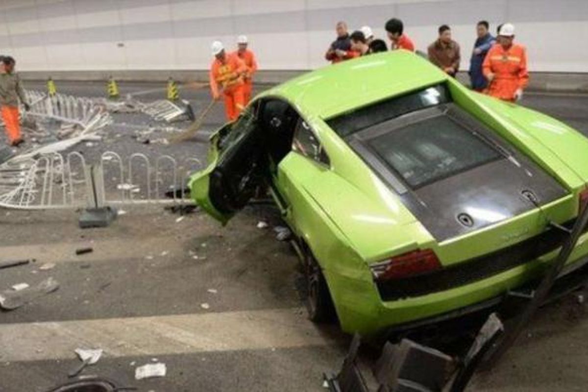 Inilah mobil emwah Lamborghini yang hancur menabrak tembok sebuah terowongan di Beijing, China setelah aksi kebut-kebutan yang dilakukan oleh dua orang pemuda berusia 20-an. Kedua pemuda itu akhirnya harus mendekam di penjara karena dianggap membahayakan warga dengan aksi ugal-ugalan mereka.