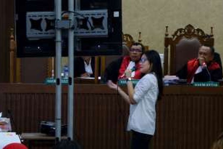 Terdakwa kasus kematian Wayan Mirna Salihin, Jessica Kumala Wongso, melihat tampilan CCTV kafe Olivier dalam sidang lanjutan di Pengadilan Negeri Jakarta Pusat, Rabu (28/9/2016).