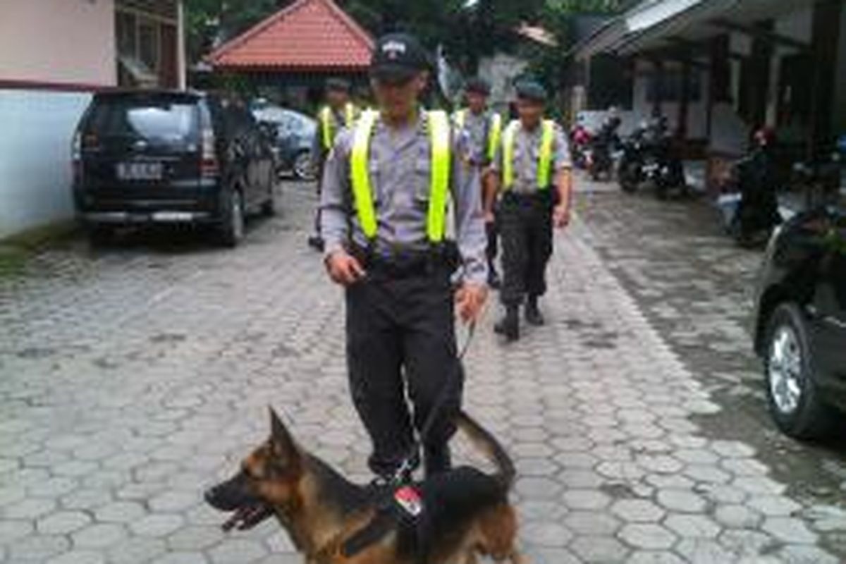 Anggota Kepolisian Resort Pemalang, Jawa Tengah, menyusuri bangunan gereja dengan anjing pelacak dalam rangka melakukan sterilisasi jelang Natal, Senin (23/12/2013).