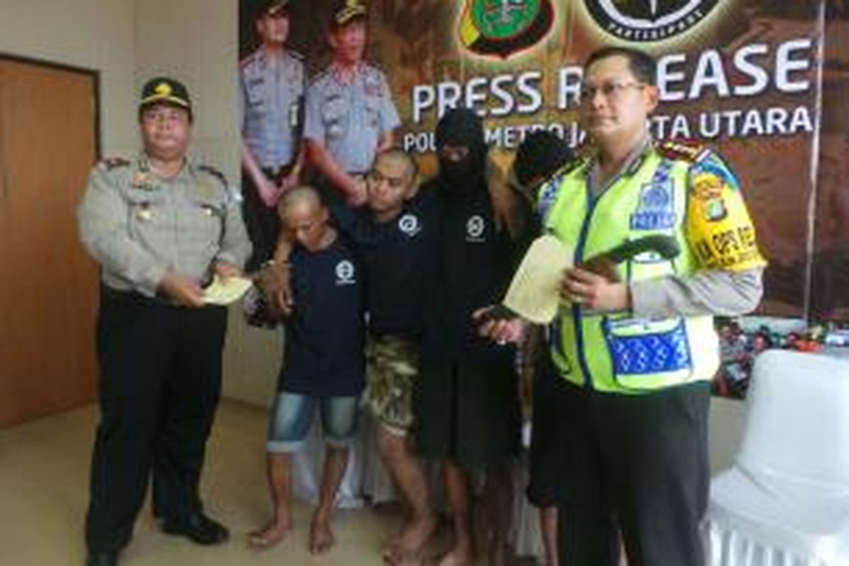Empat pemuda ditangkap karena melakukan pengeroyokan di Simpang Lima Semper, Kecamatan Koja, Jakarta Utara, Selasa (29/12/2015). Dua senjata tajam jenis golok dan celurit disita dari para pelaku. 