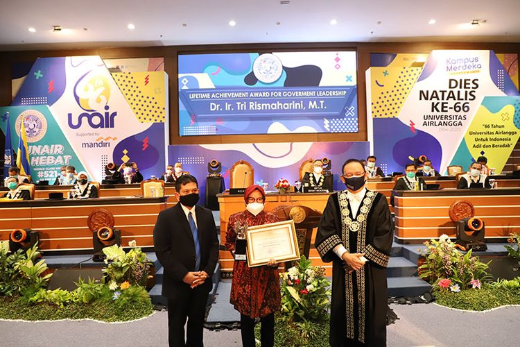 Penyerahan penghargaan Lifetime Achievement Award for Government Leadership dari Universitas Airlangga (Unair) kepada Wali Kota Surabaya Tri Rismaharini, Senin (9/11/2020) (Dok. Humas Pemkot Surabaya)