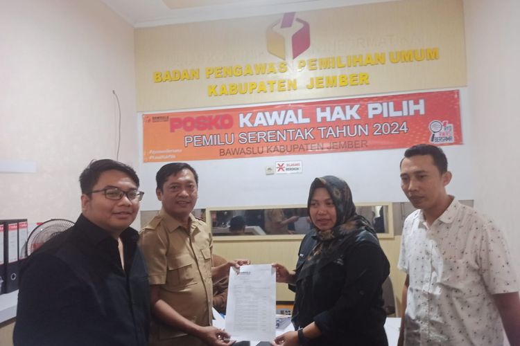 DPC Gerindra Jember saat melaporkan PAN ke Bawaslu Jember pada Kamis (29/2/2024).