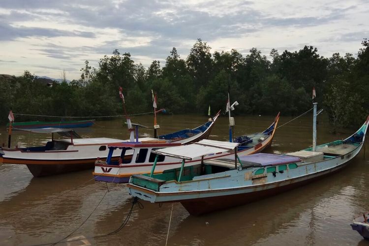 Perahu milik Amang nelayan Pulau Sebatik yang menjadi korban perompakan di perairan Pulau Burung ambang batas Laut Ambalat di Kalimantan Utara. Korban baru mendpaat pertolongan setelah 16 jam melaporkan kejadian tersebut. Di perairan tersebut telah terjadi 7 kali perompakan selama tahun 2017.