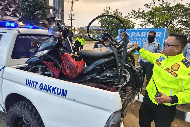 Diduga Sopir Masih Belajar, Pikap Hantam Pesepeda hingga Pedagang Bakso di Kawasan Stadion Pakansari