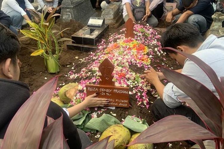 Pemakaman Rheza Sendy Pratama (21), mahasiswa Universitas Amikom Yogyakarta yang tewas saat mengikuti aksi demonstrasi di Polda DIY, Minggu (31/8/2025).