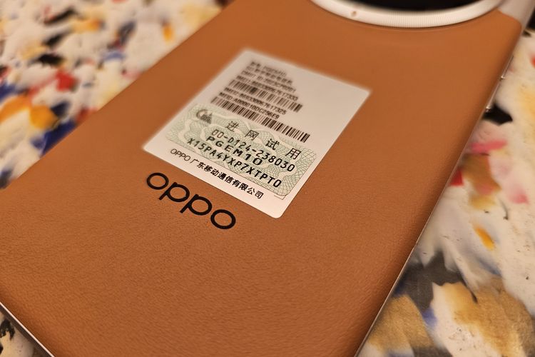 Punggung Oppo Find X6 Pro menggunakan material kulit vegan, membuat bagian belakang ponsel ini lebih kesat dan tak mudah selip.