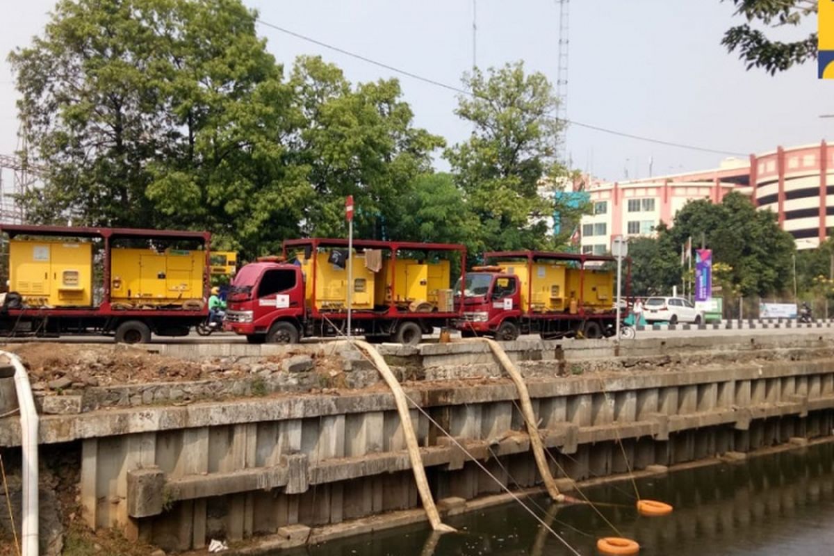 Kementerian Pekerjaan Umum dan Perumahan Rakyat bersama Dinas Pekerjaan Umum Pemerintah Provinsi DKI Jakarta berupaya mengurangi bau di Kali Sentiong, atau Kali Item, di Kemayoran, Jakarta Pusat.