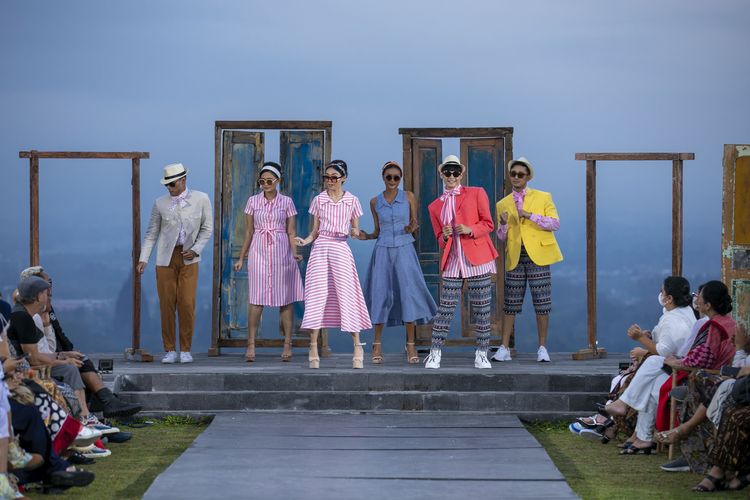 Desainer Phillip Iswardono meneggelar fashion show bertajuk Love Loyalti Dedication bertempat di Candhari Heven, Sleman, Yogyakarta pada Sabtu (25/6/2022).