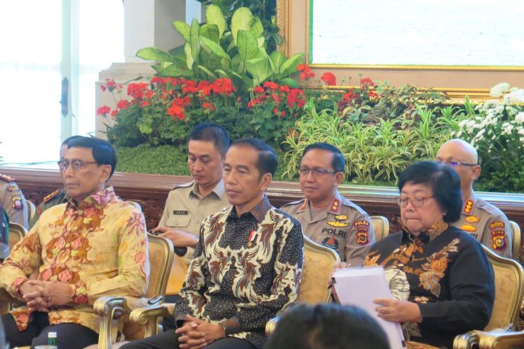 Presiden Jokowi saat memberi pengarahan dalam Rapat Koordinasi Nasional Pengendalian Kebakaran Hutan dan Lahan Tahun 2019, di Istana Negara, Jakarta, Selasa (6/8/2019). 