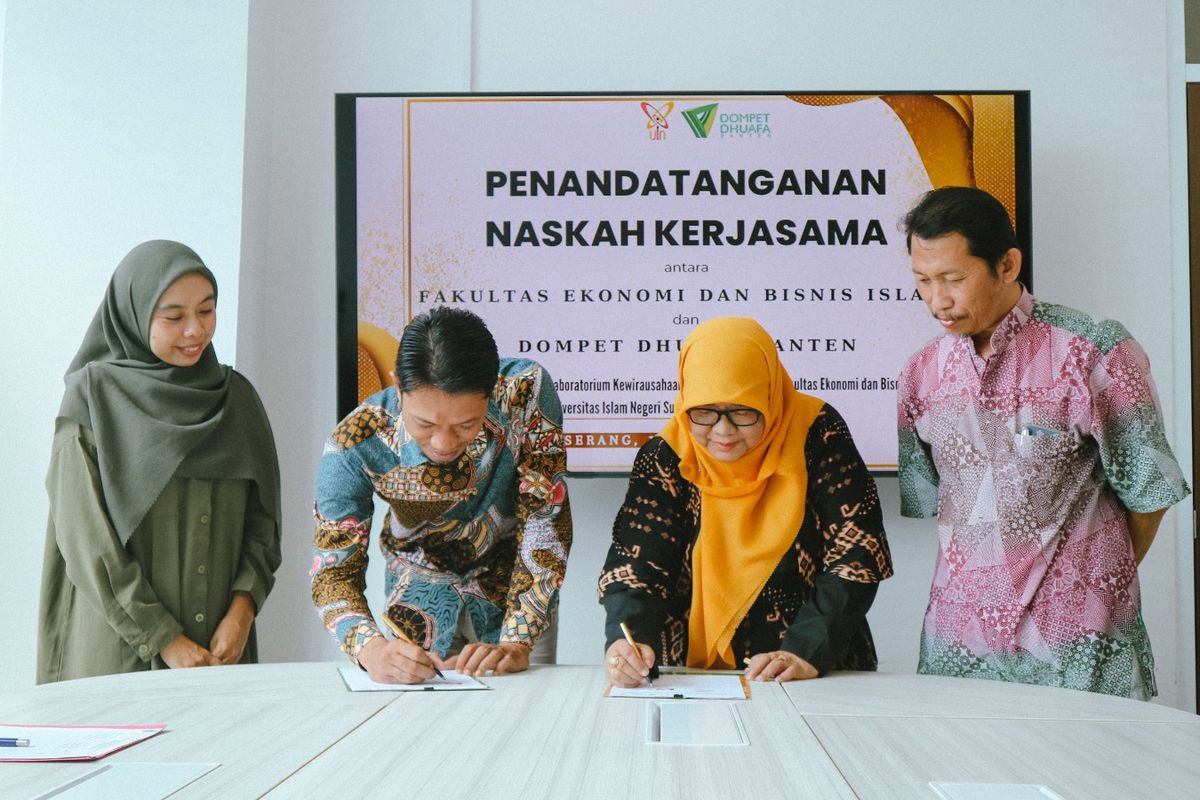 Dompet Dhuafa Banten dan Fakultas Ekonomi dan Bisnis (FEBI) Universitas Islam Negeri (UIN) Sultan Maulana Hasanuddin (SMH) Banten melakukan penandatanganan MoU untuk kerja sama program Kantin Kontainer di ruang rapat dekan FEBI UIN SMH Banten, Kamis (10/8/2023). 