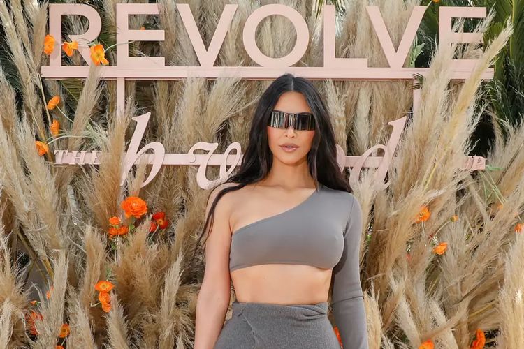 Kim Kardashian dikenal sebagai salah satu selebritas dunia yang hobi mengoleksi berbagai macam tas. Bahkan, salah satu tas koleksi Coperni yang viral baru-baru ini pun ada dalam jajaran koleksinya.