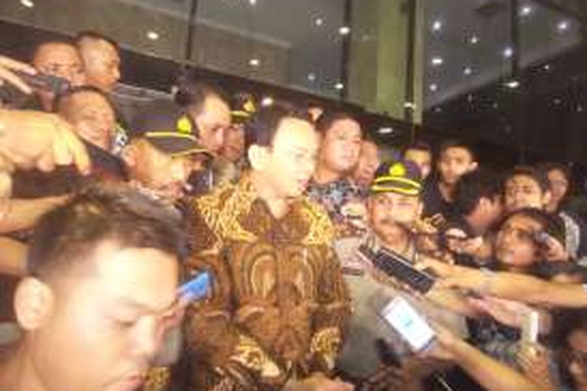 Gubernur DKI Jakarta Basuki saat keluar dari Gedung Komisi Pemberantasan Korupsi (KPK) usai memberikan keterangan selama lebih kurang 12 jam pada Selasa (12/4/2016). Ahok memberikan keterangan ke KPK terkait pembelian sebagian lahan Rumah Sakit Sumber Waras oleh Pemerintah Provinsi DKI pada akhir 2014.
